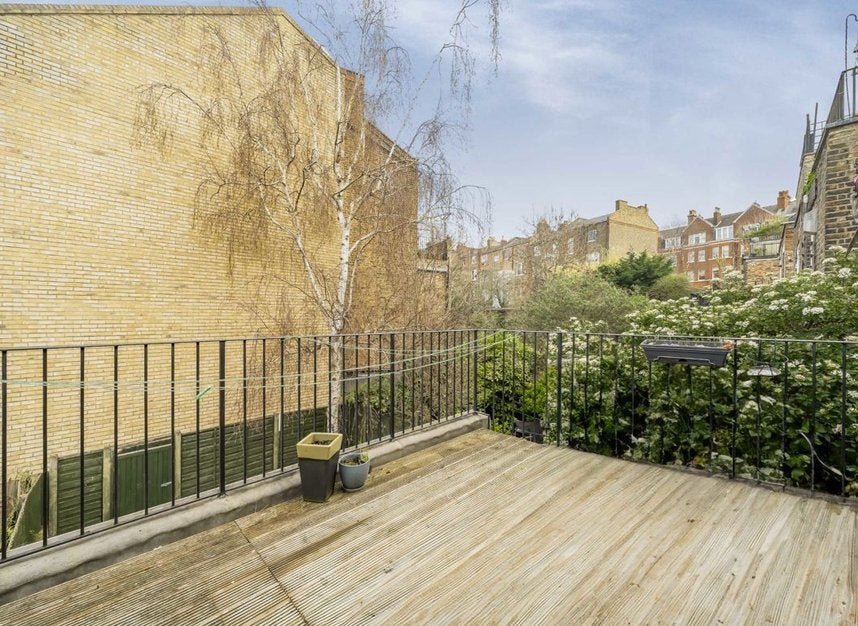 Flat Hemstal Road in Greater London