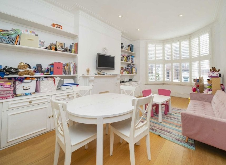 Flat Hemstal Road in Greater London