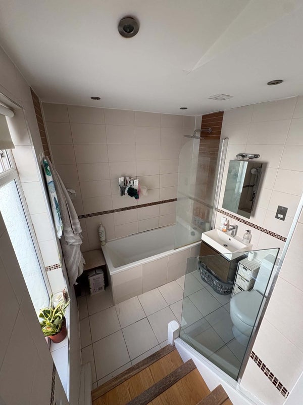 Room Westbere Road in Greater London