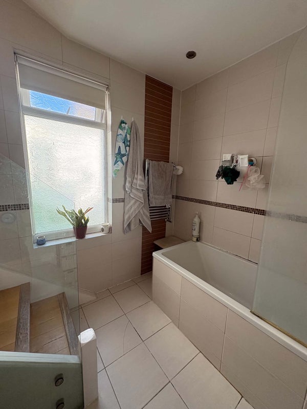 Room Westbere Road in Greater London