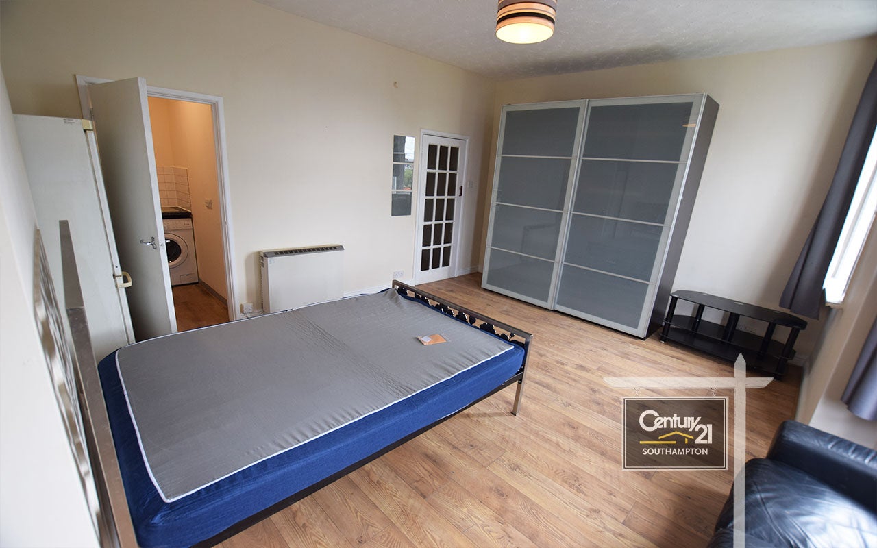 Room Millbrook Road West in Southampton