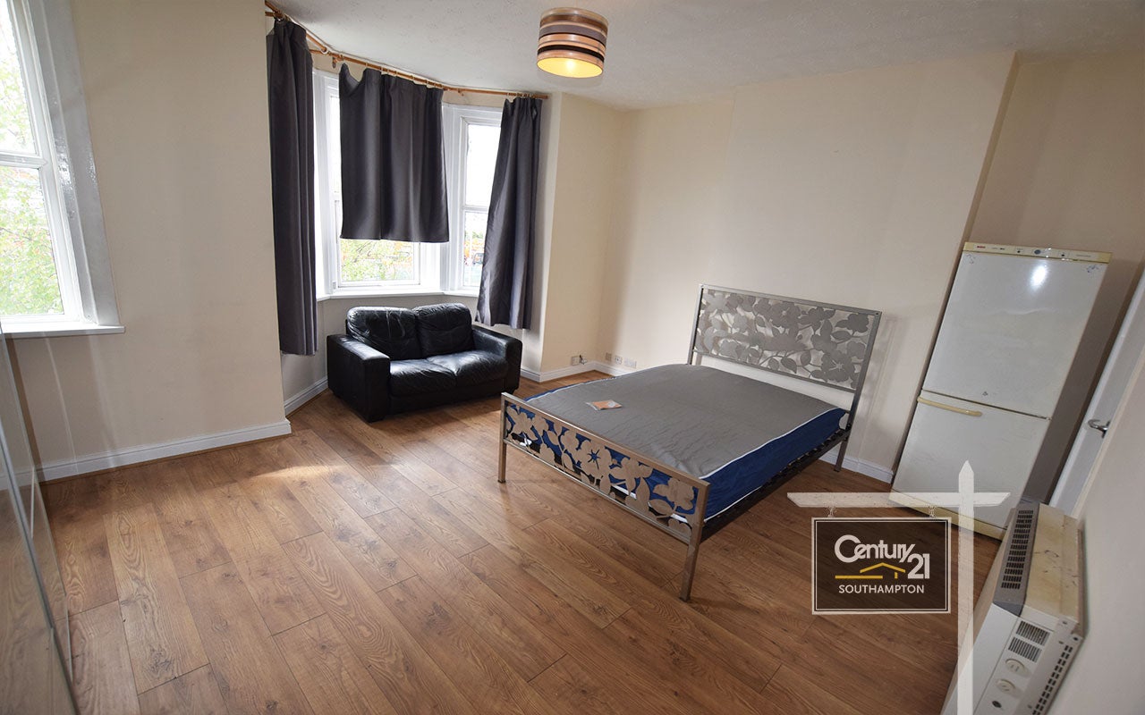 Room Millbrook Road West in Southampton