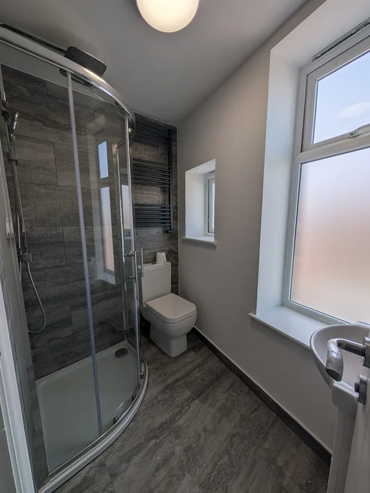 Flat Woodcote Road in Greater London