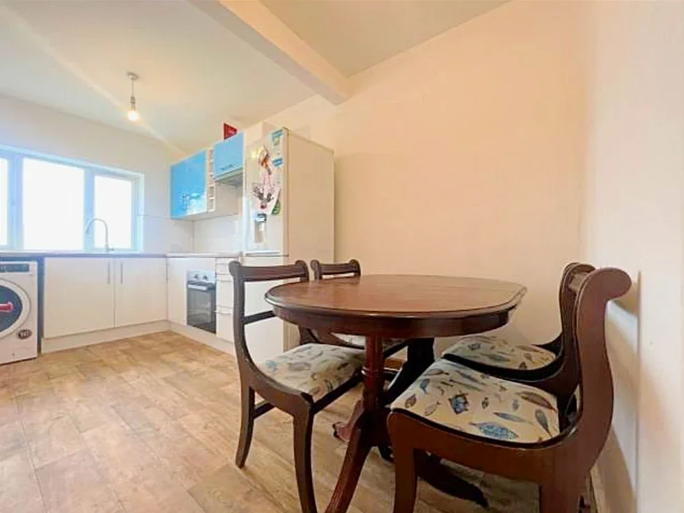 Room Okehampton Crescent in Greater London