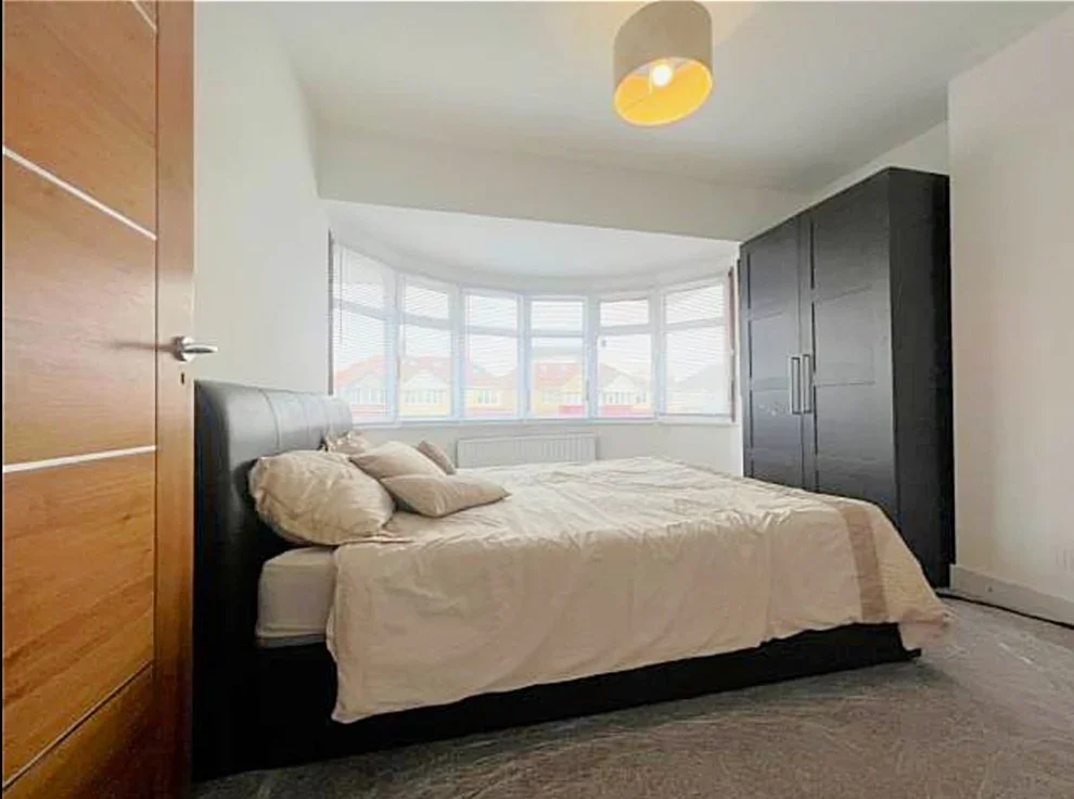 Room Okehampton Crescent in Greater London