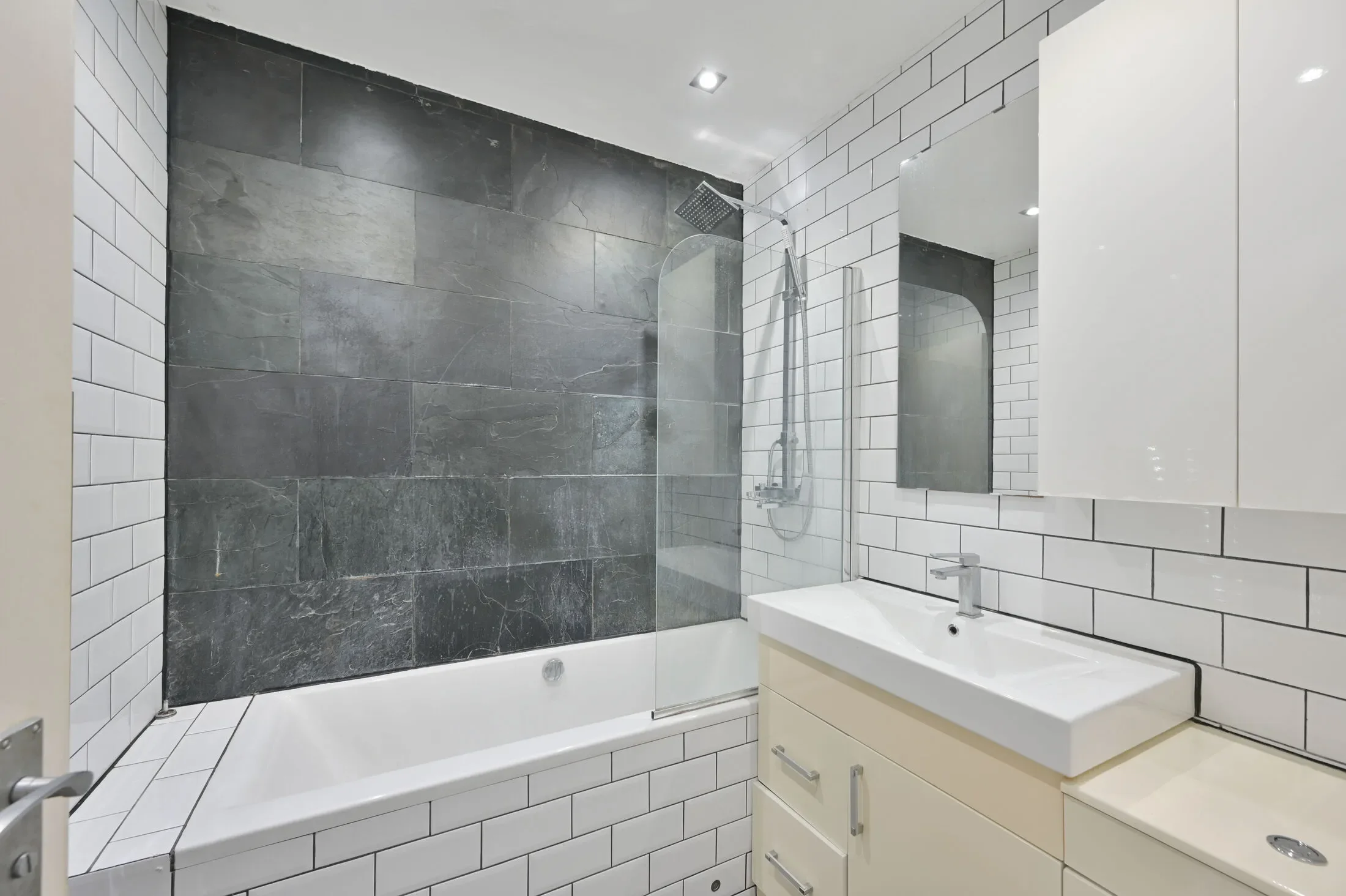 Flat Leeland Terrace in Greater London