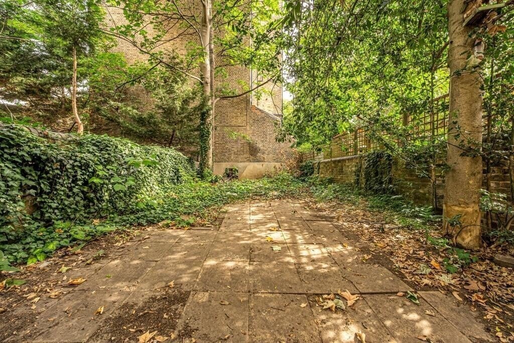 Flat Warwick Road in Greater London
