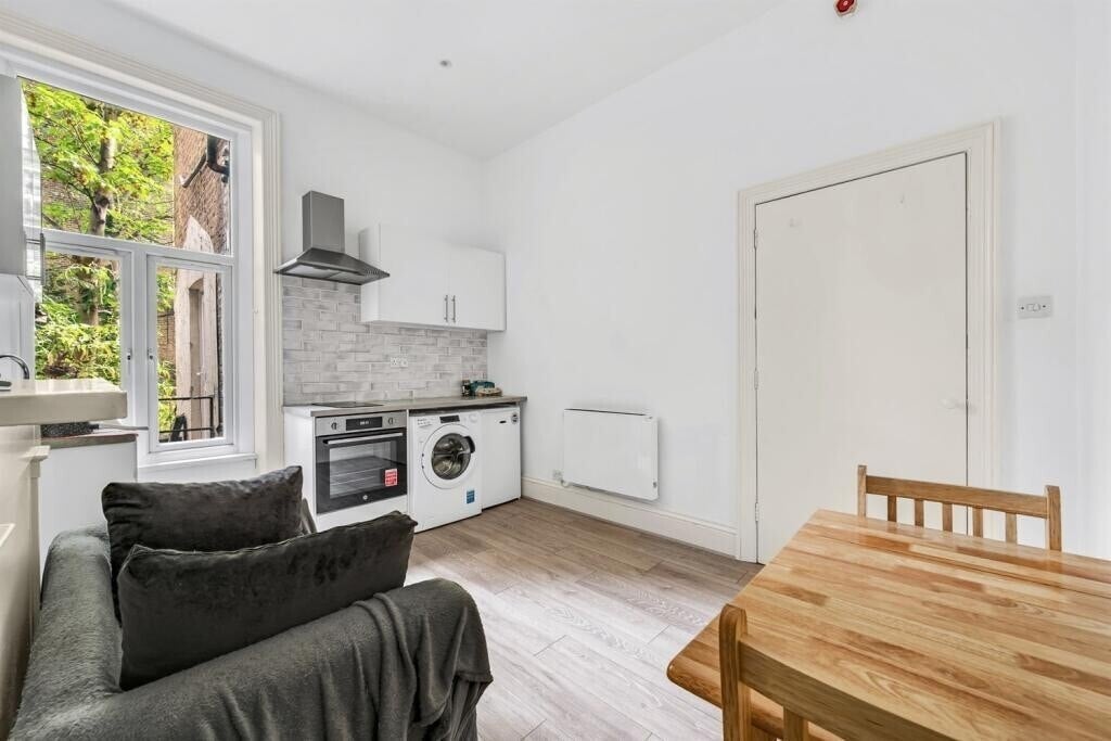 Flat Warwick Road in Greater London