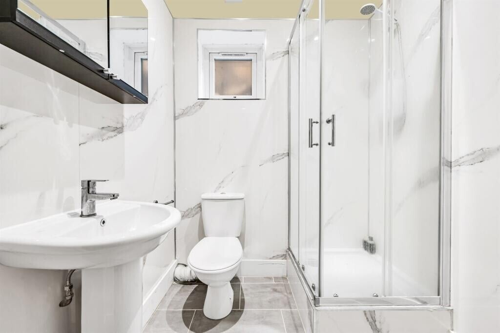 Flat Warwick Road in Greater London