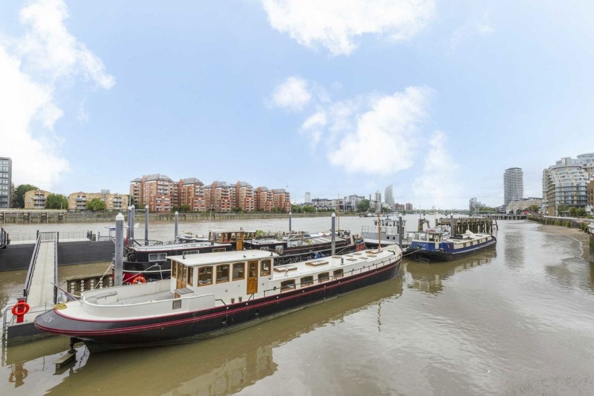 Flat Clove Hitch Quay in Greater London