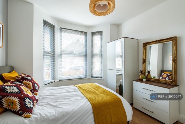 Room Chalkwell Road in Borough of Swale