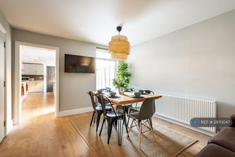 Room Chalkwell Road in Borough of Swale