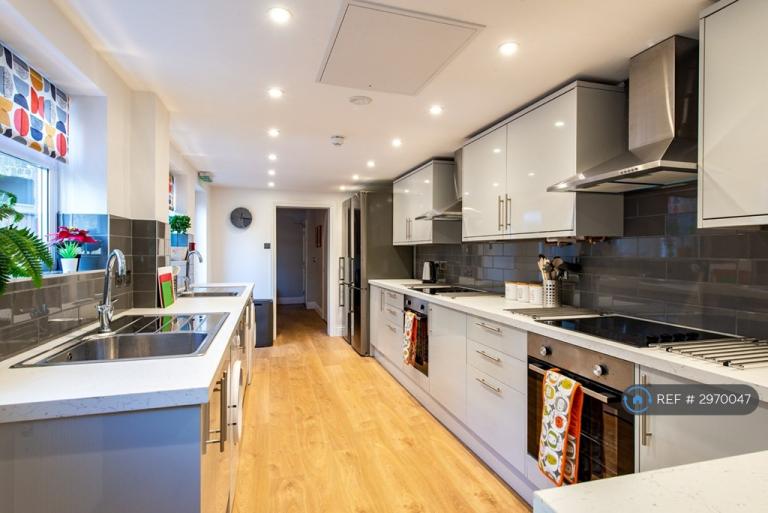 Room Chalkwell Road in Borough of Swale