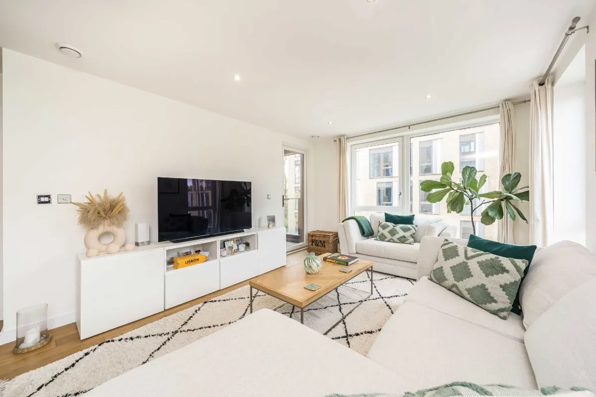 Flat Eltringham Street in Greater London