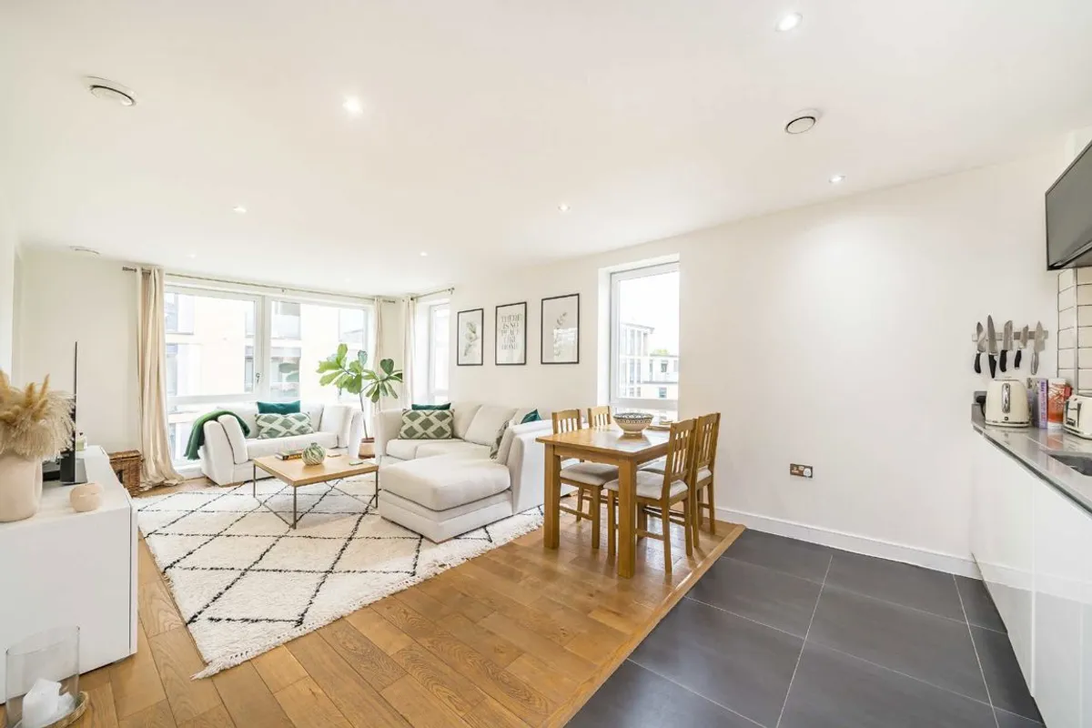 Flat Eltringham Street in Greater London