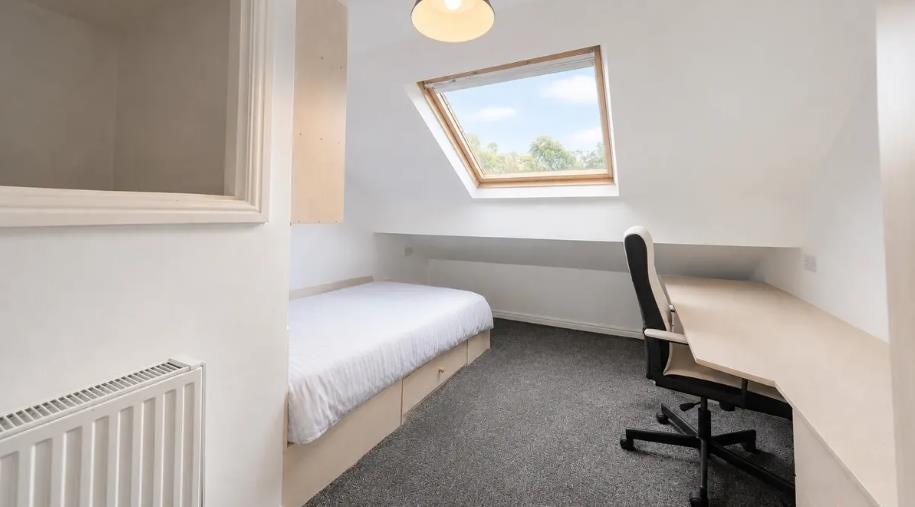 Flat Kirkstall Lane in Leeds