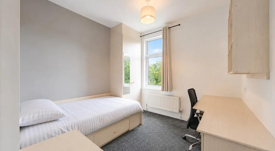 Flat Kirkstall Lane in Leeds
