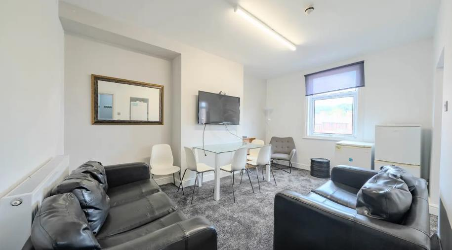 Flat Kirkstall Lane in Leeds