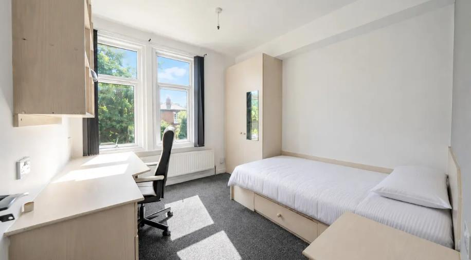 Flat Kirkstall Lane in Leeds