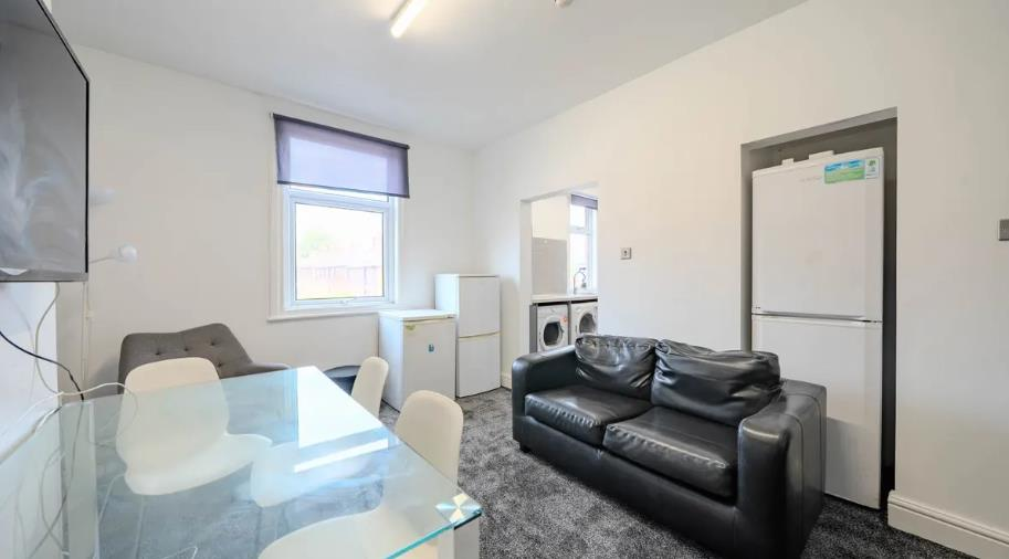 Flat Kirkstall Lane in Leeds