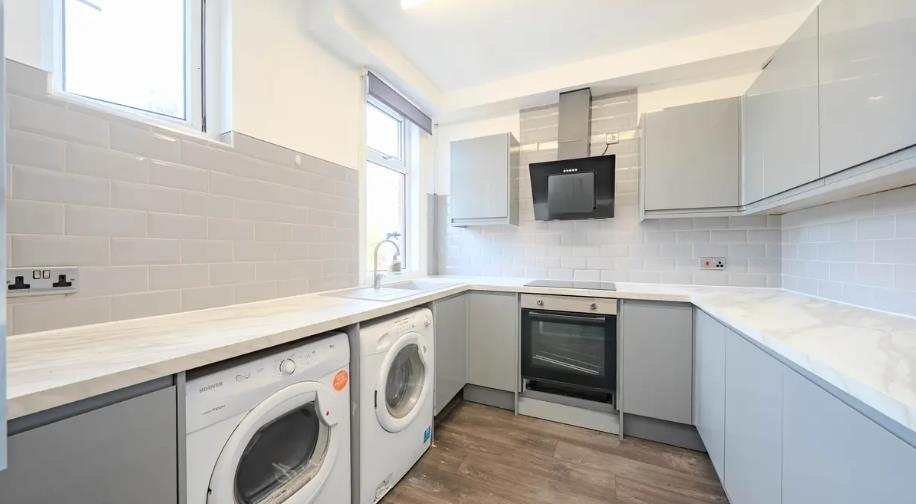 Flat Kirkstall Lane in Leeds