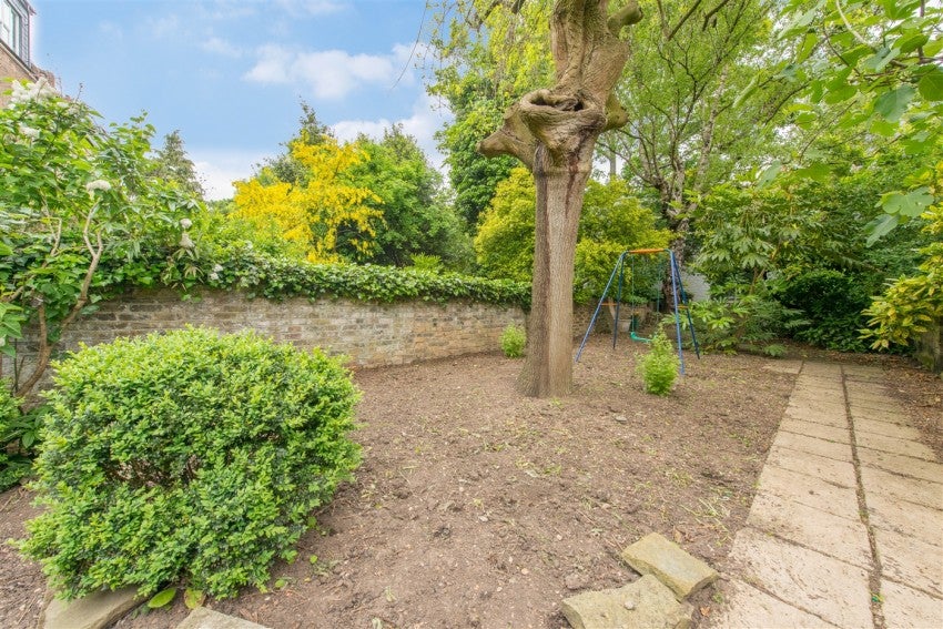 Flat Primrose Gardens in Greater London