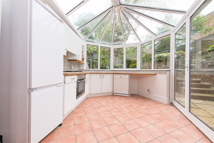 Flat Primrose Gardens in Greater London