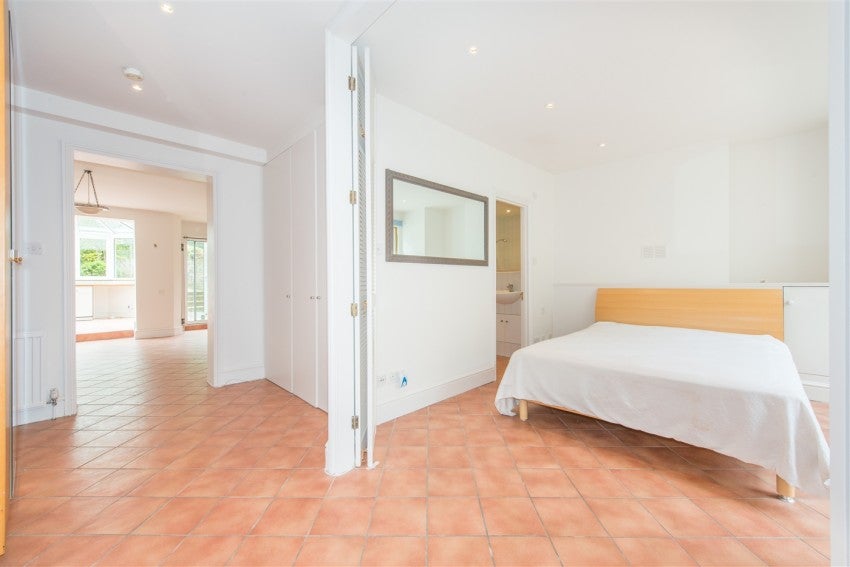 Flat Primrose Gardens in Greater London