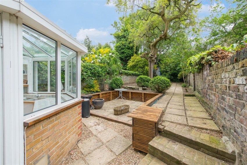 Flat Primrose Gardens in Greater London