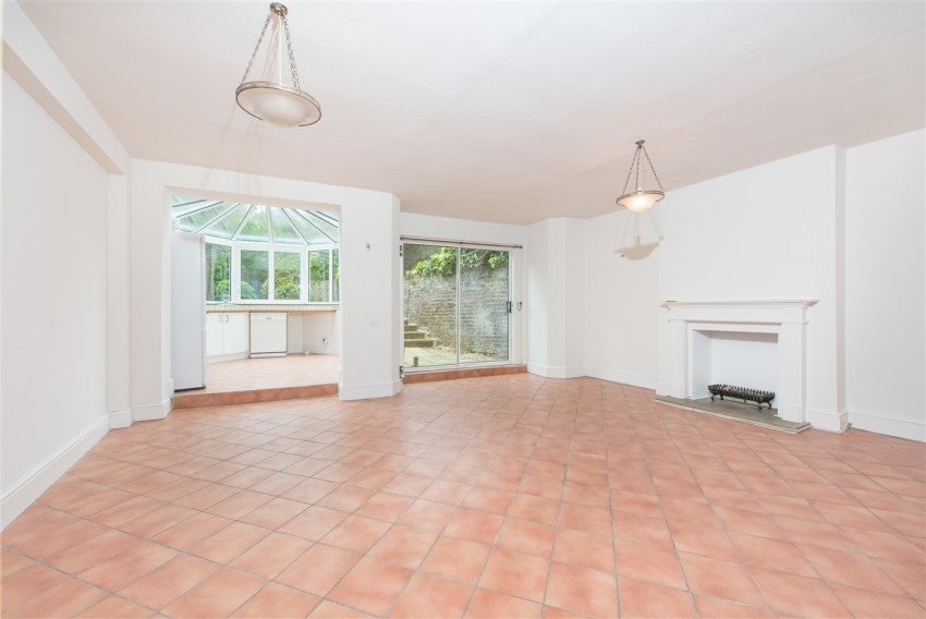 Flat Primrose Gardens in Greater London