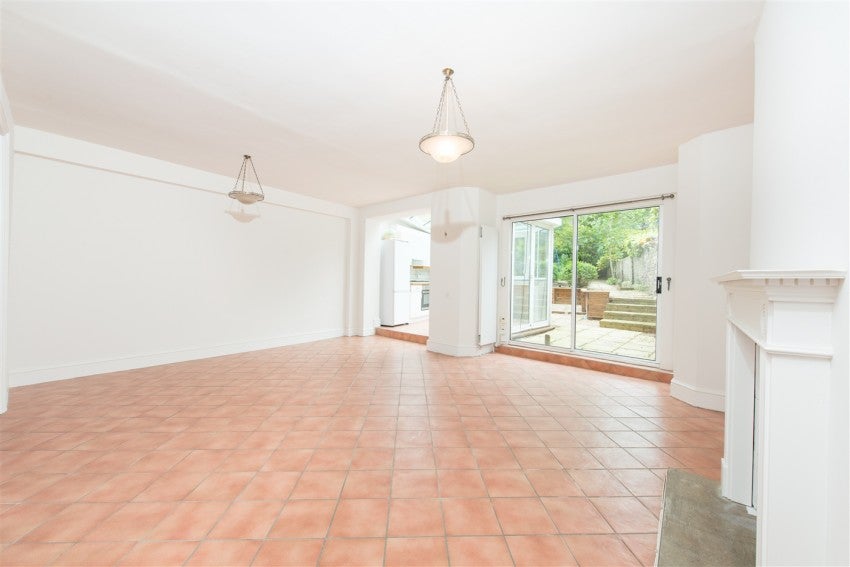 Flat Primrose Gardens in Greater London