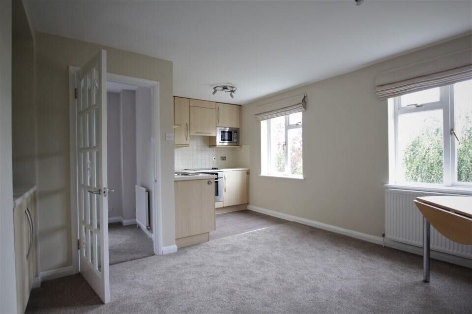 Flat Reading Road in Pangbourne