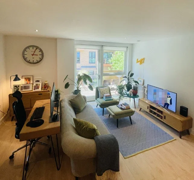 Flat Dobson Walk in Greater London