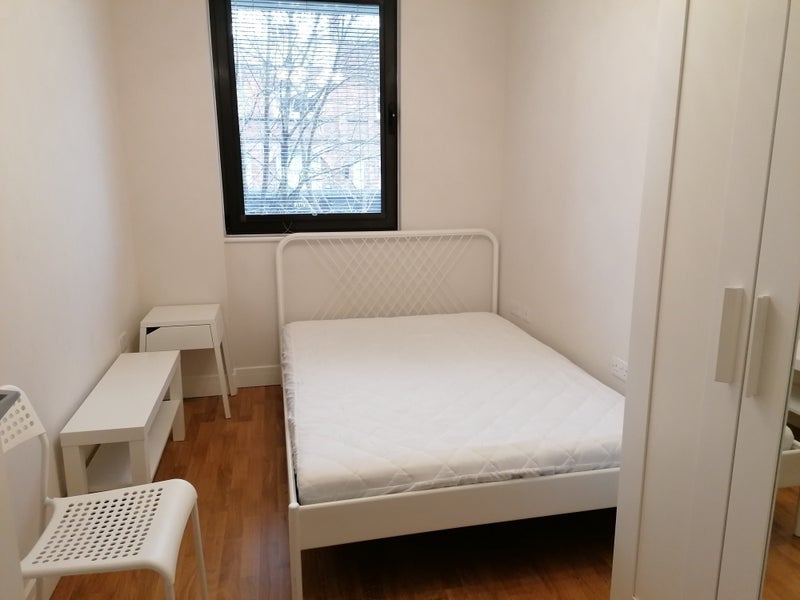 Room Carshalton Road in Greater London