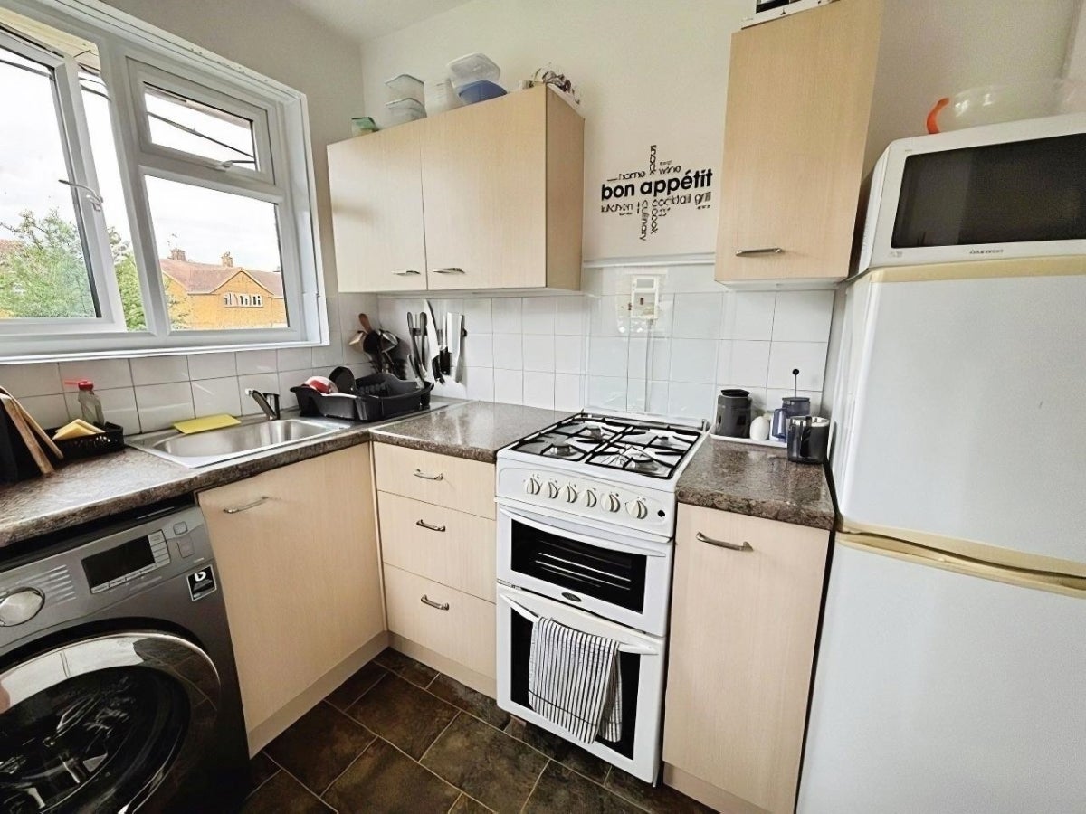 Room Commonwealth Close in Borough of Swale