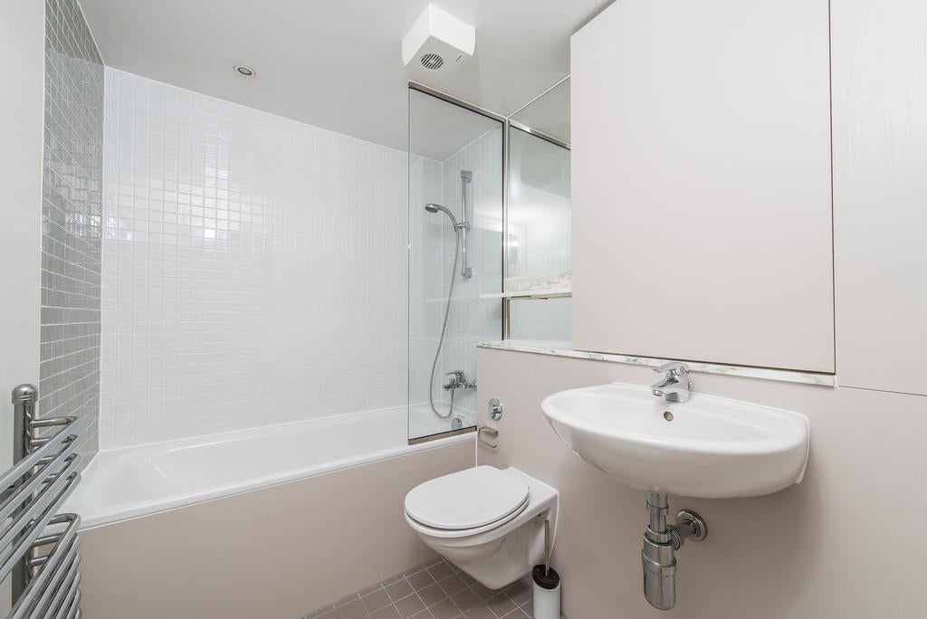 Flat Telegraph Place in Greater London