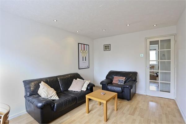 Flat Telegraph Place in Greater London