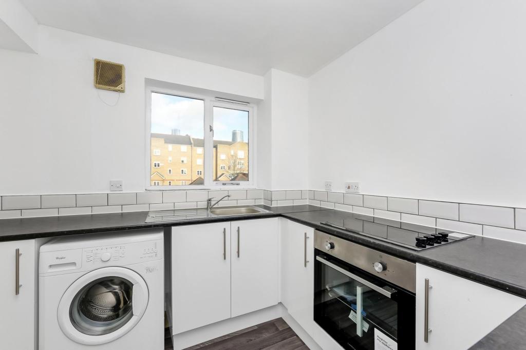 Flat Telegraph Place in Greater London