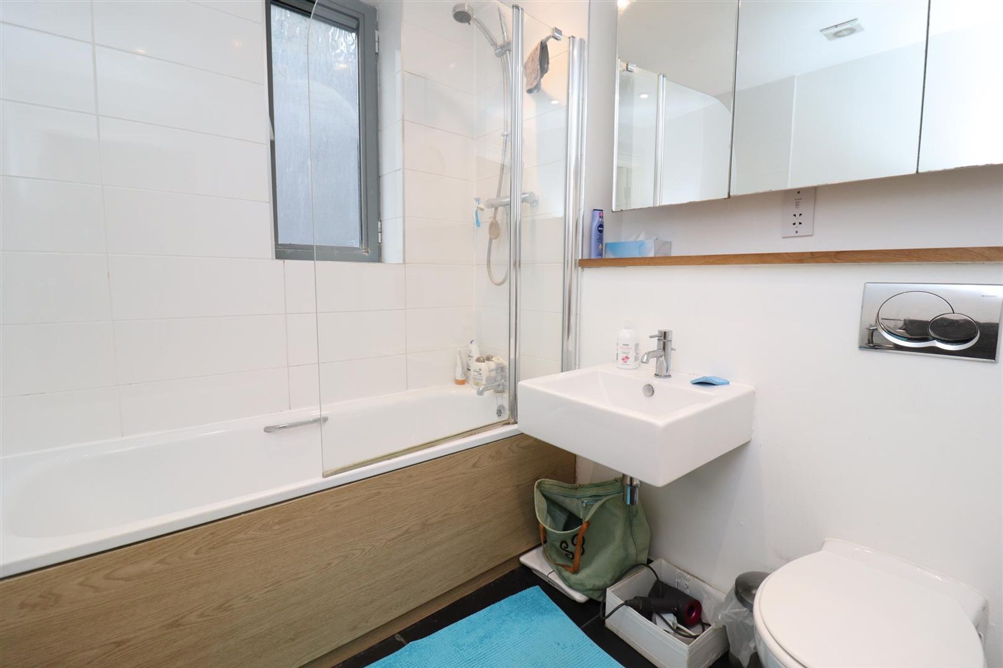 Flat Bermondsey Street in Greater London