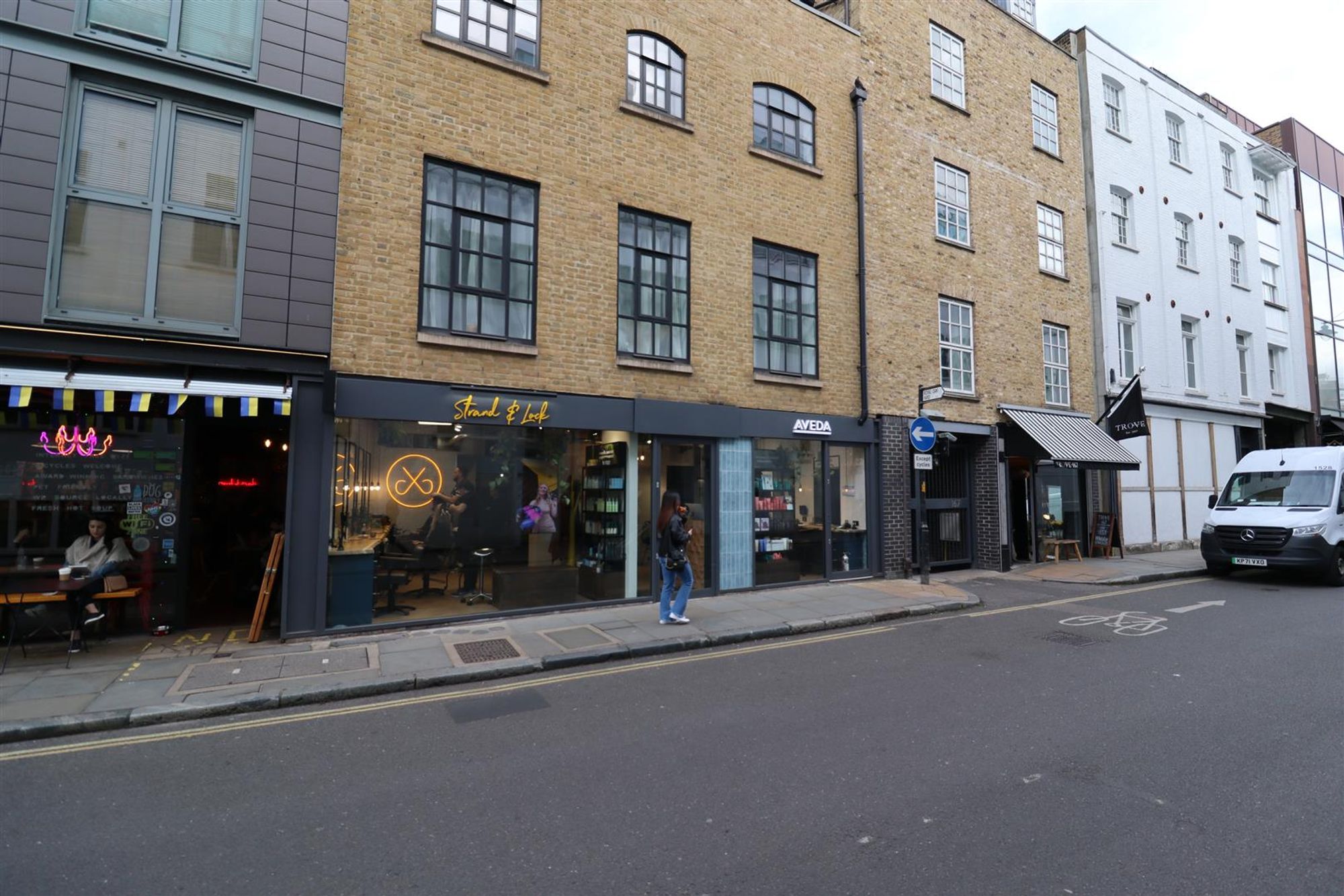 Flat Bermondsey Street in Greater London