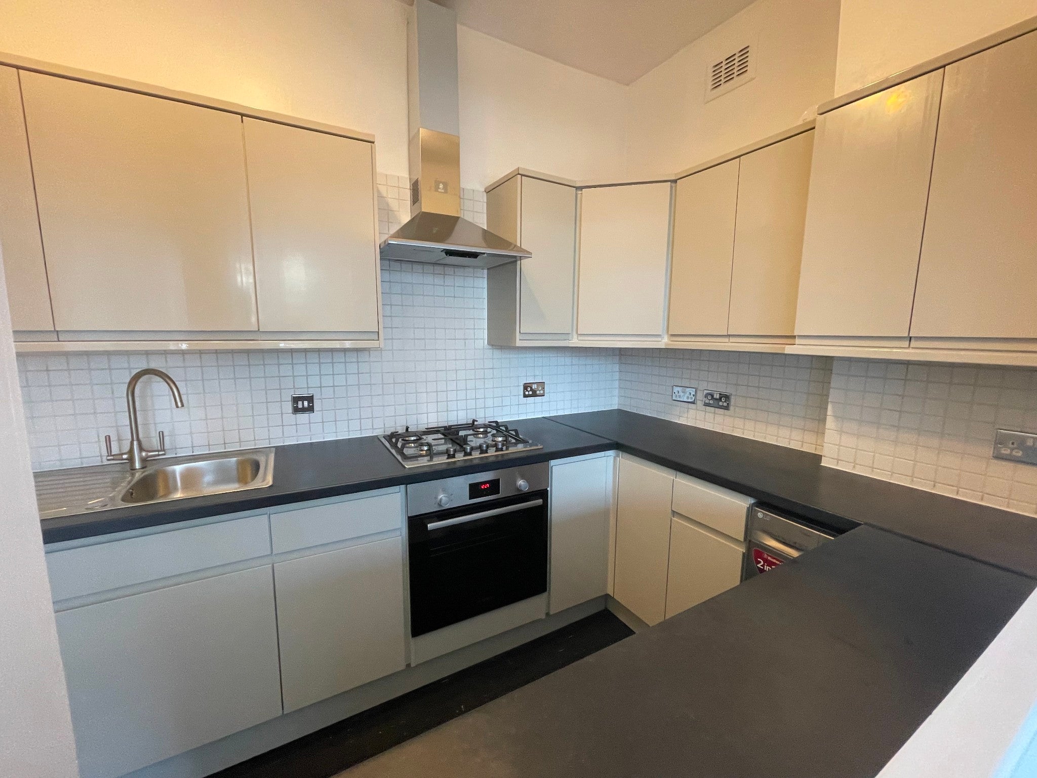 Flat Bolingbroke Road in Greater London