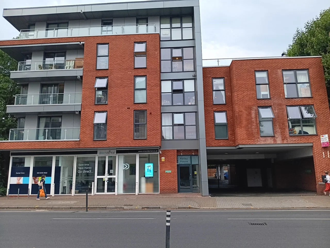 Room Garratt Lane in Greater London