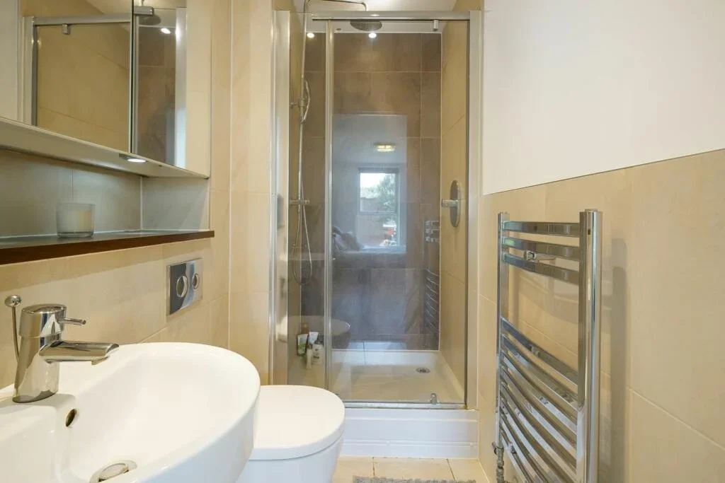 Room Garratt Lane in Greater London