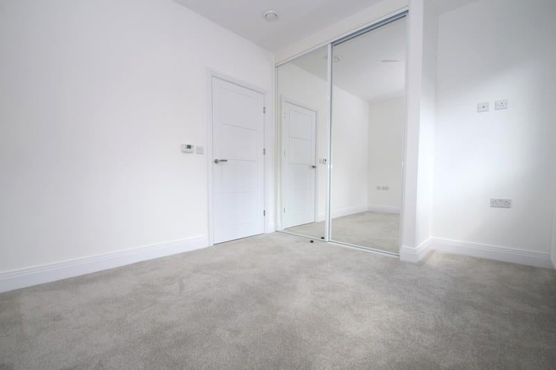 Flat Pinner Road in Greater London