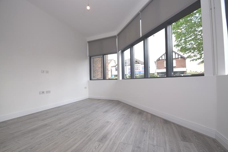 Flat Pinner Road in Greater London