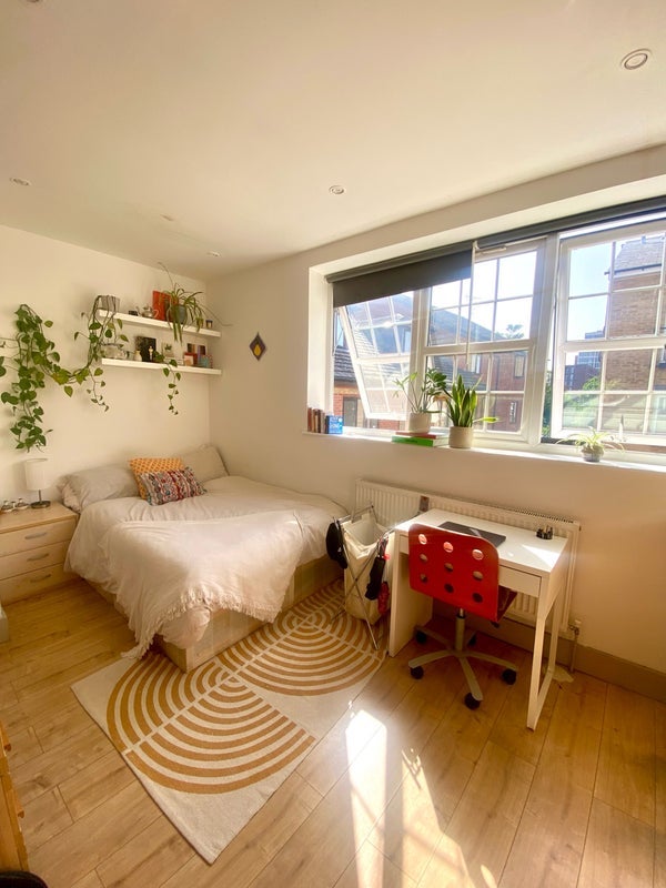 Room Evering Road in Greater London