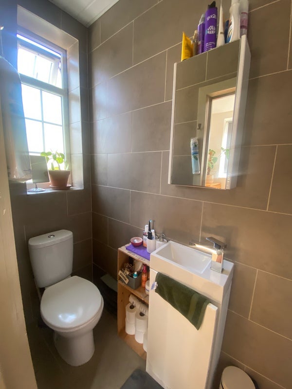 Room Evering Road in Greater London