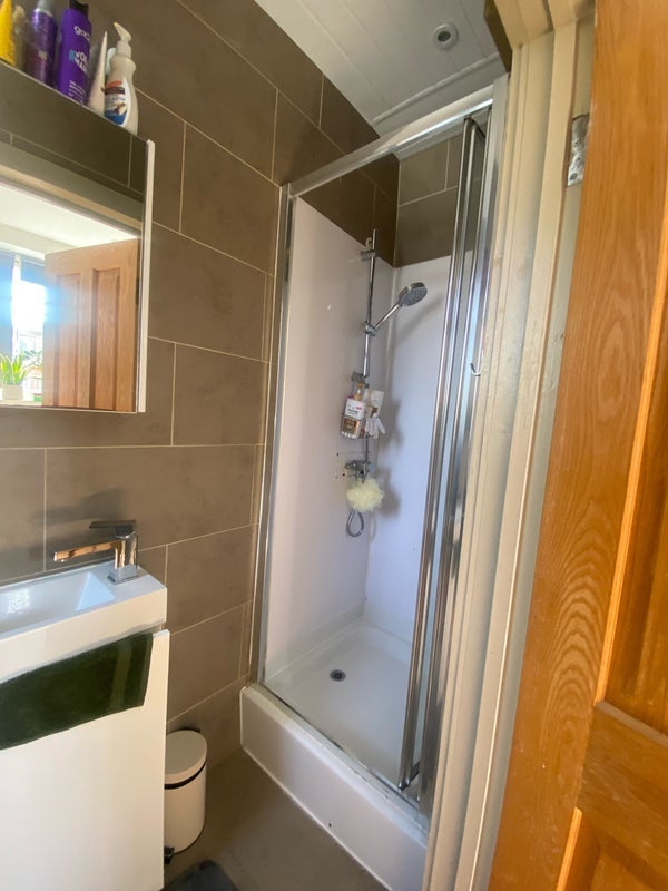Room Evering Road in Greater London