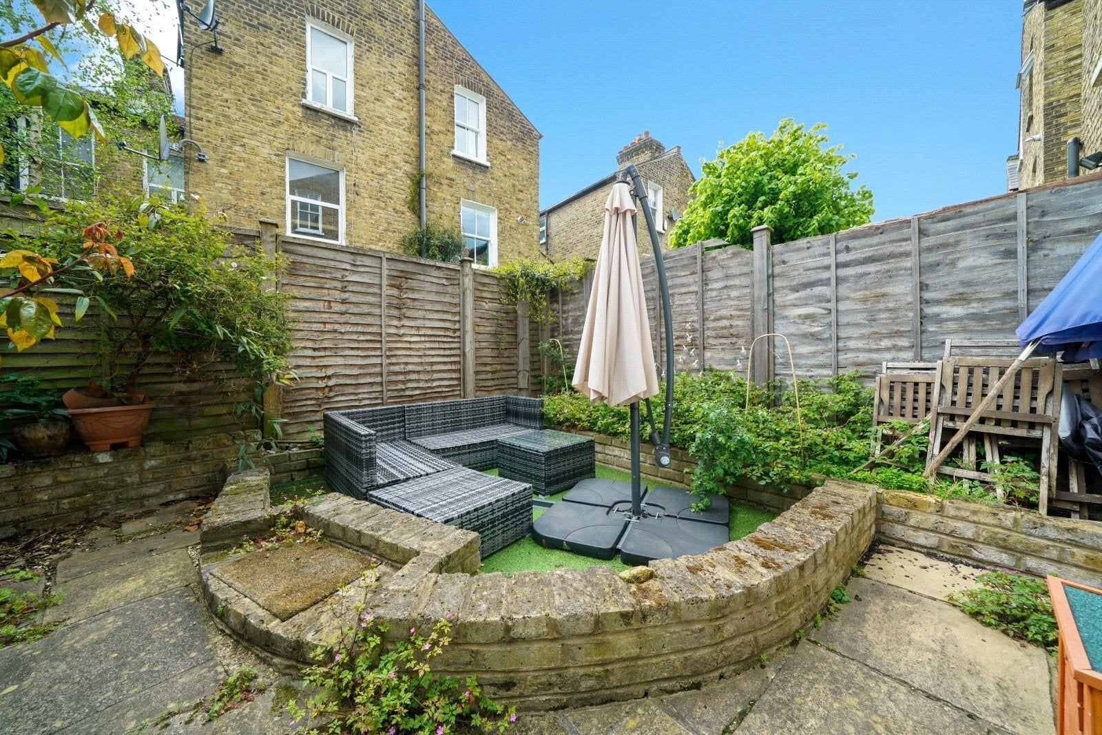 Flat Ballater Road in Greater London