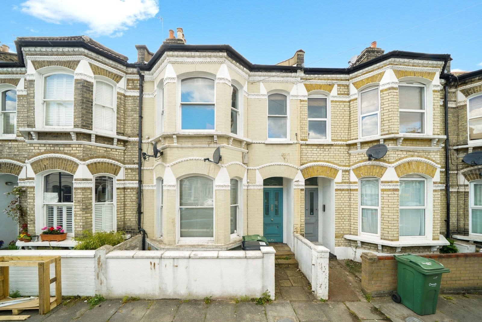 Flat Ballater Road in Greater London